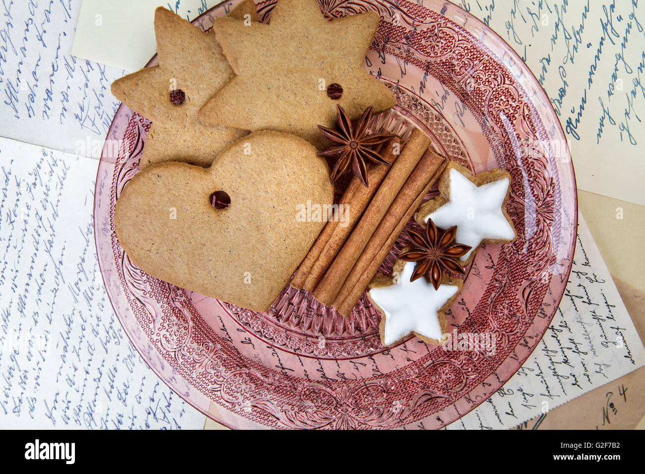Thème de Noël Still-Life au pain d'épices et cannelle Cookies Star et épices sur plaque de verre Banque D'Images