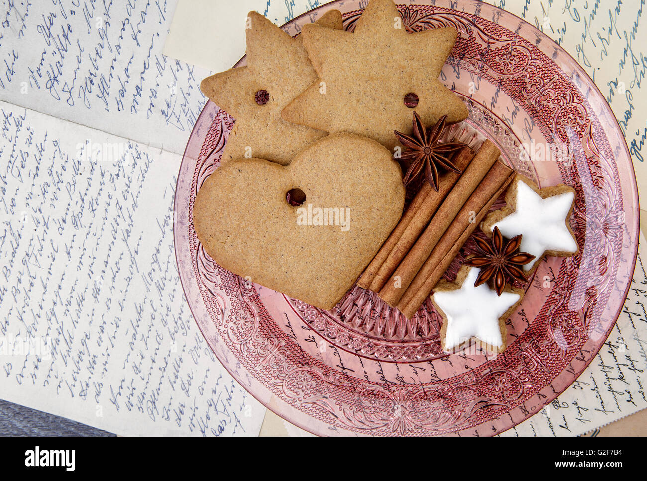 Thème de Noël Still-Life au pain d'épices et cannelle Cookies Star et épices sur plaque de verre Banque D'Images