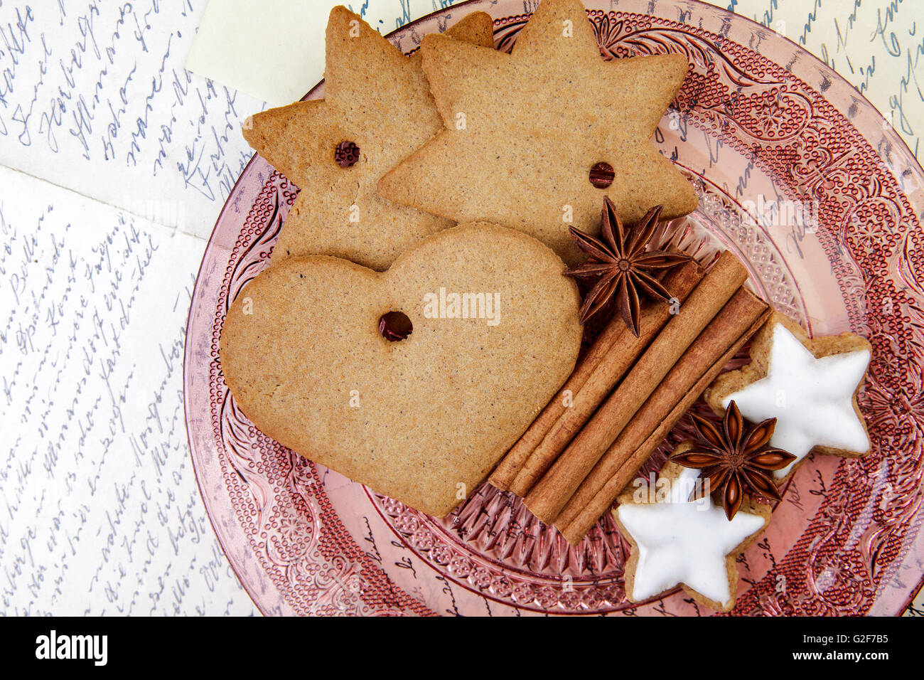 Thème de Noël Still-Life au pain d'épices et cannelle Cookies Star et épices sur plaque de verre Banque D'Images