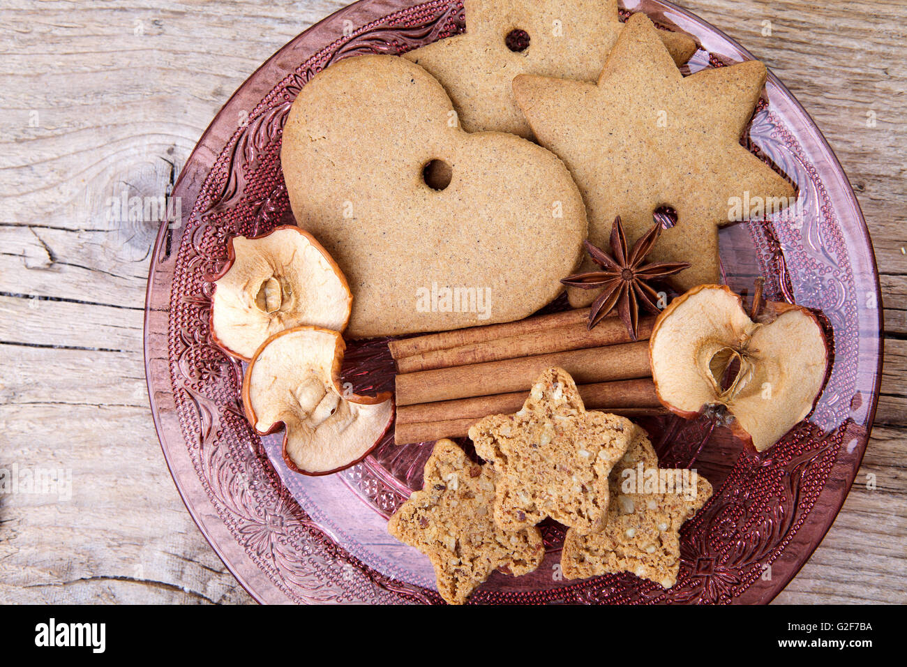 Thème de Noël Still-Life au pain d'épices et cannelle Cookies Star et épices sur plaque de verre Banque D'Images