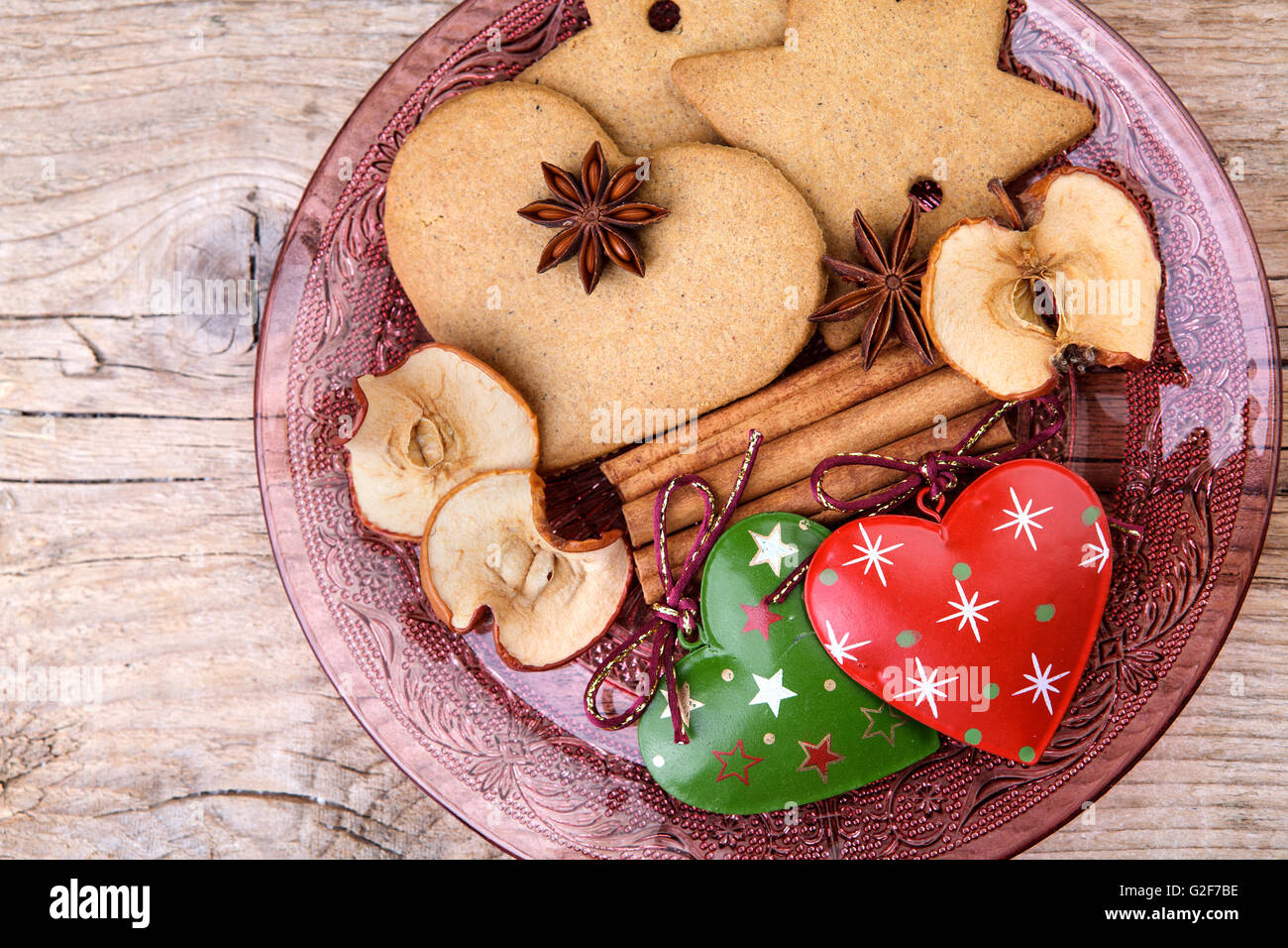 Thème de Noël Still-Life au pain d'épices et cannelle Cookies Star et épices sur plaque de verre Banque D'Images