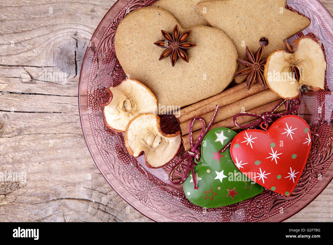 Thème de Noël Still-Life au pain d'épices et cannelle Cookies Star et épices sur plaque de verre Banque D'Images
