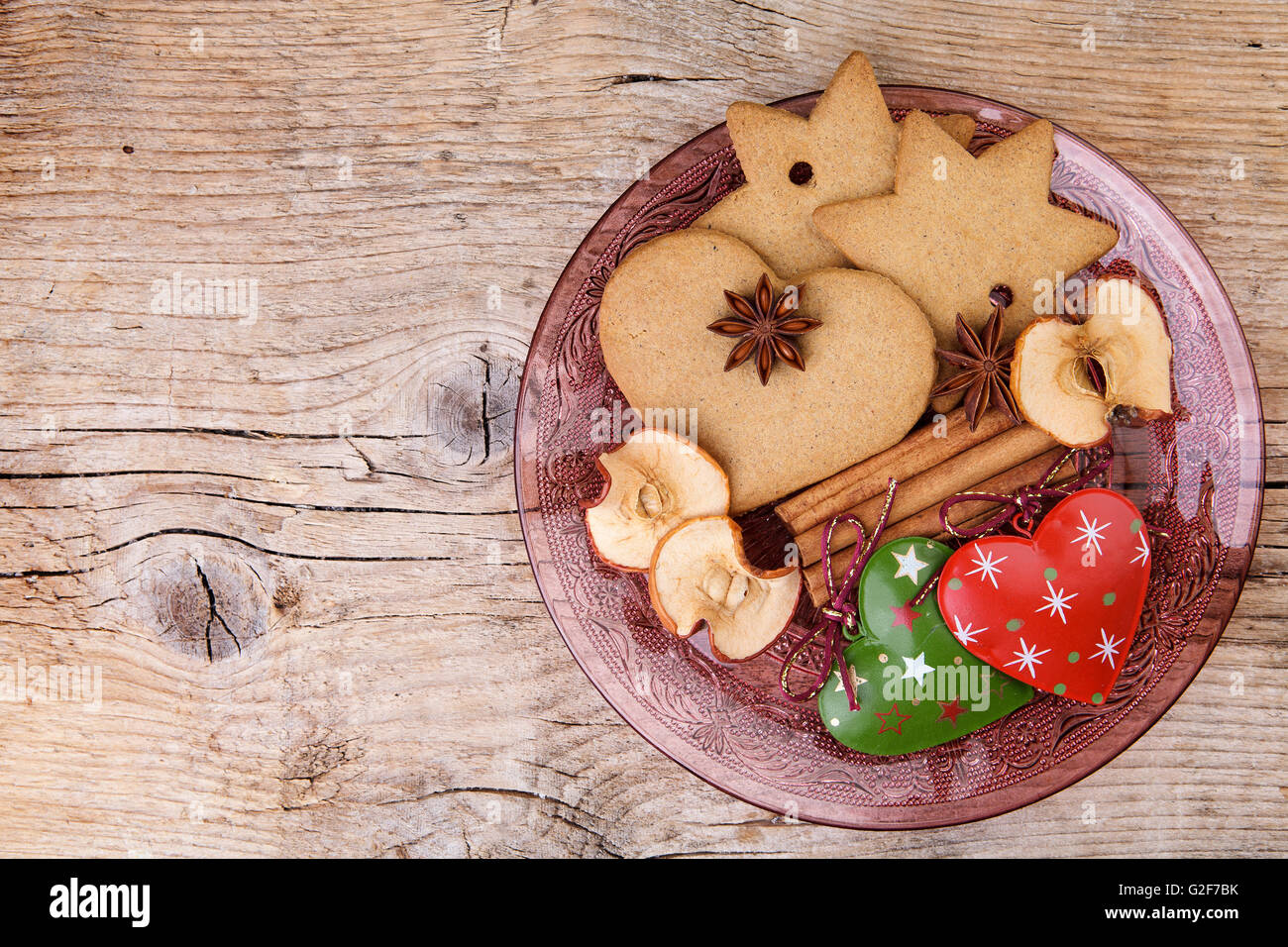 Thème de Noël Still-Life au pain d'épices et cannelle Cookies Star et épices sur plaque de verre Banque D'Images