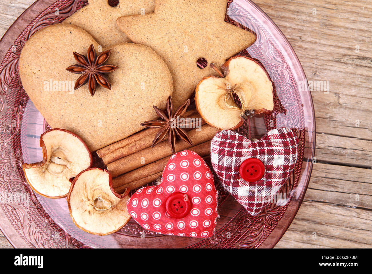 Thème de Noël Still-Life au pain d'épices et cannelle Cookies Star et épices sur plaque de verre Banque D'Images