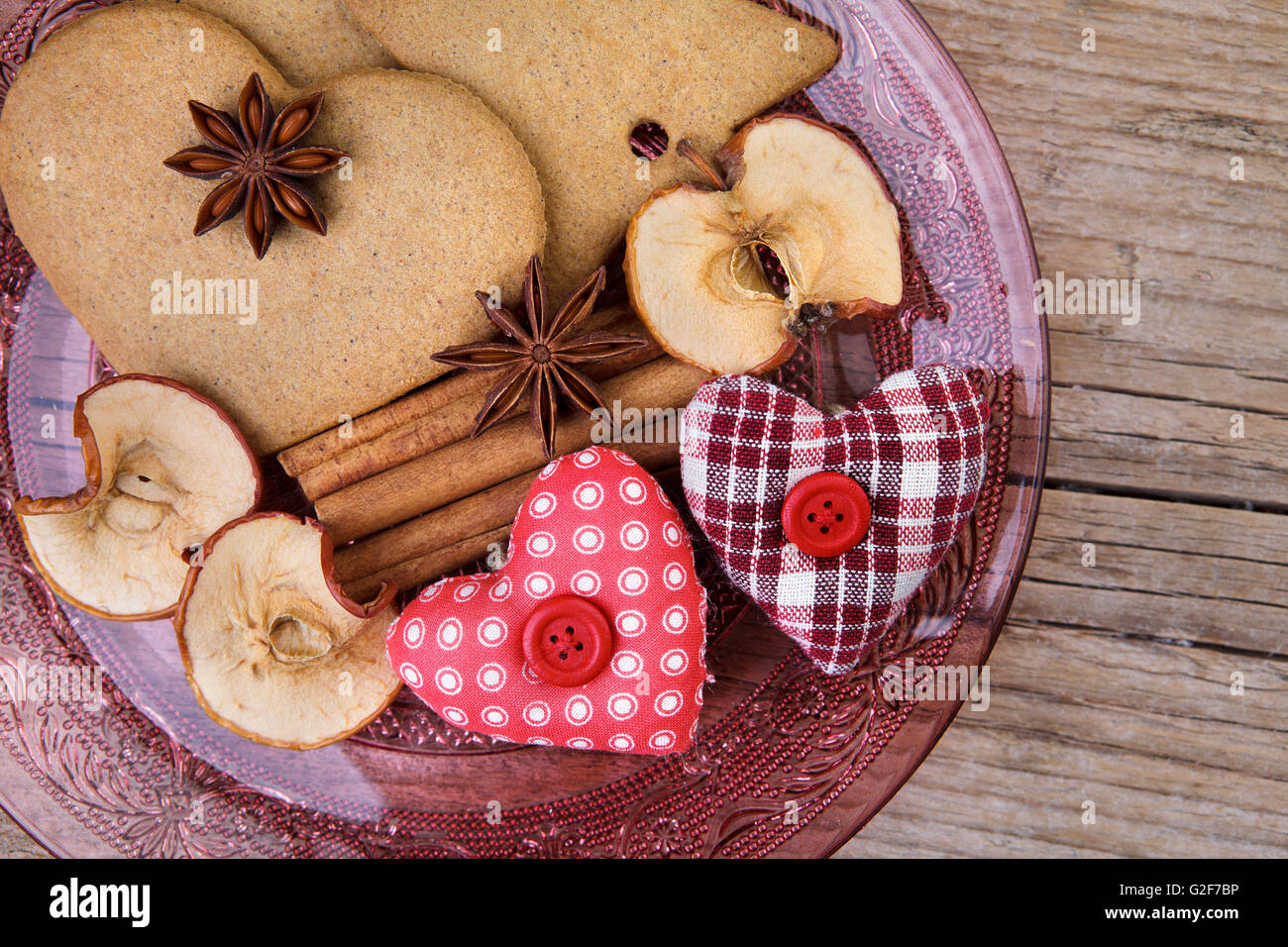 Thème de Noël Still-Life au pain d'épices et cannelle Cookies Star et épices sur plaque de verre Banque D'Images