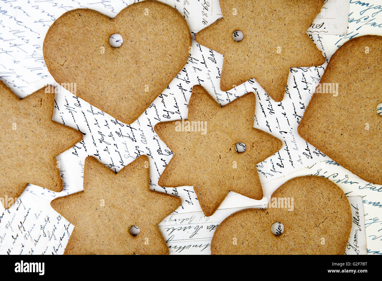 Thème de Noël Still-Life au pain d'épices et cannelle Cookies Star et épices sur plaque de verre Banque D'Images