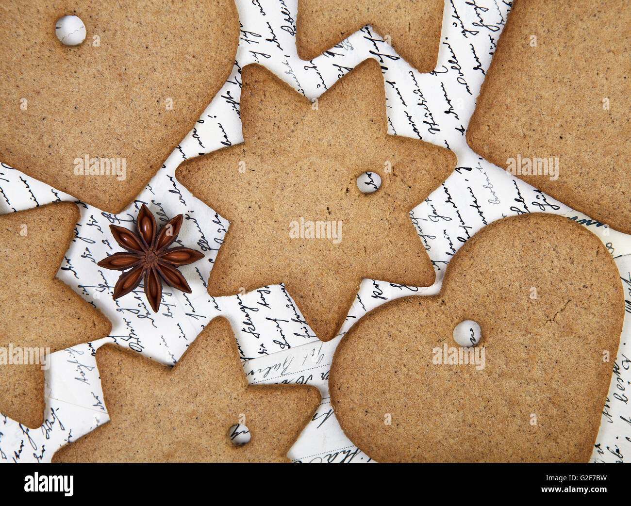 Thème de Noël Still-Life au pain d'épices et cannelle Cookies Star et épices sur plaque de verre Banque D'Images
