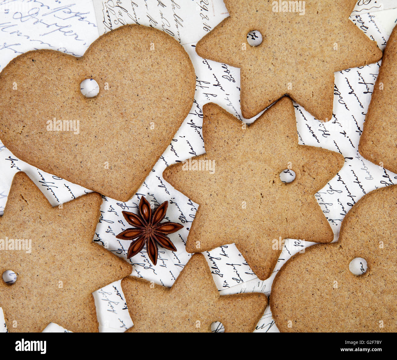 Thème de Noël Still-Life au pain d'épices et cannelle Cookies Star et épices sur plaque de verre Banque D'Images
