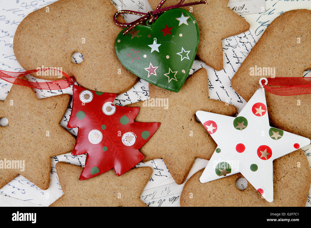 Thème de Noël Still-Life au pain d'épices et cannelle Cookies Star et épices sur plaque de verre Banque D'Images