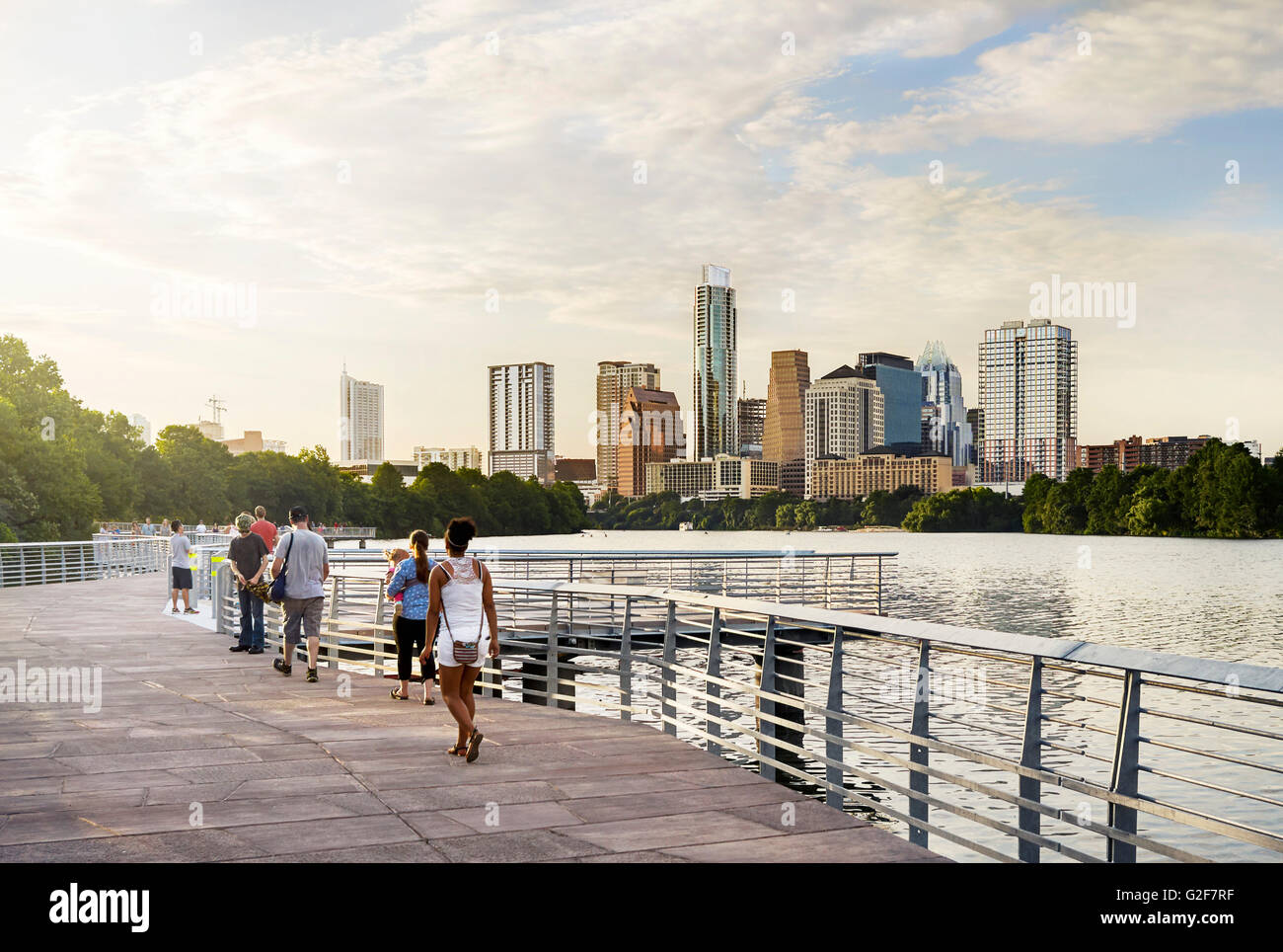 Promenade le long de la rivière avec en arrière-plan, Austin, Texas, USA Banque D'Images