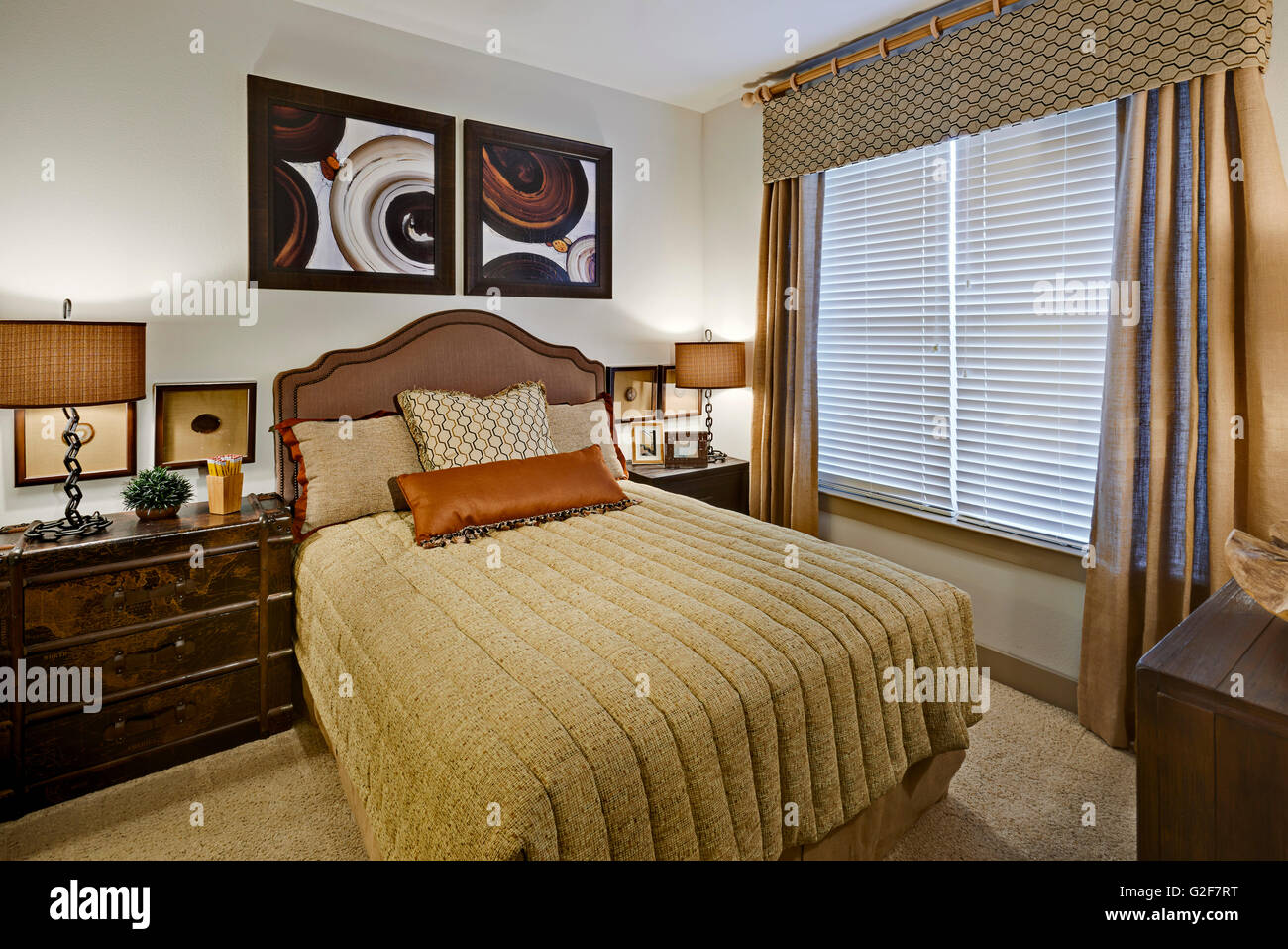 Petite chambre avec lit double Banque D'Images