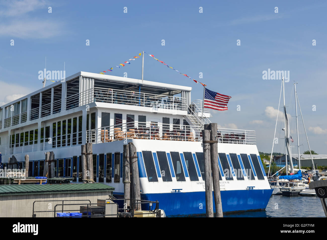 Burlington, USA - Le 28 mai 2016 : les touristes s'asseoir sur le pont du bateau populaire, l'esprit d'Ethan Allen III. Banque D'Images