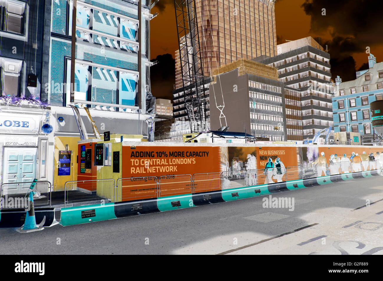 Image inversée de panneaux publicitaires et de l'emplacement de la construction traverse à Moorgate à Londres UK KATHY DEWITT Banque D'Images