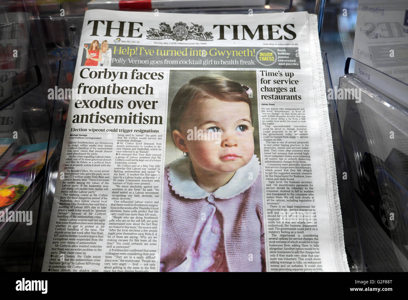 Princesse Charlotte sur sa première photo d'anniversaire prise par elle Mère sur la première page du journal Times dans un Supermarché à Londres Angleterre Royaume-Uni Banque D'Images