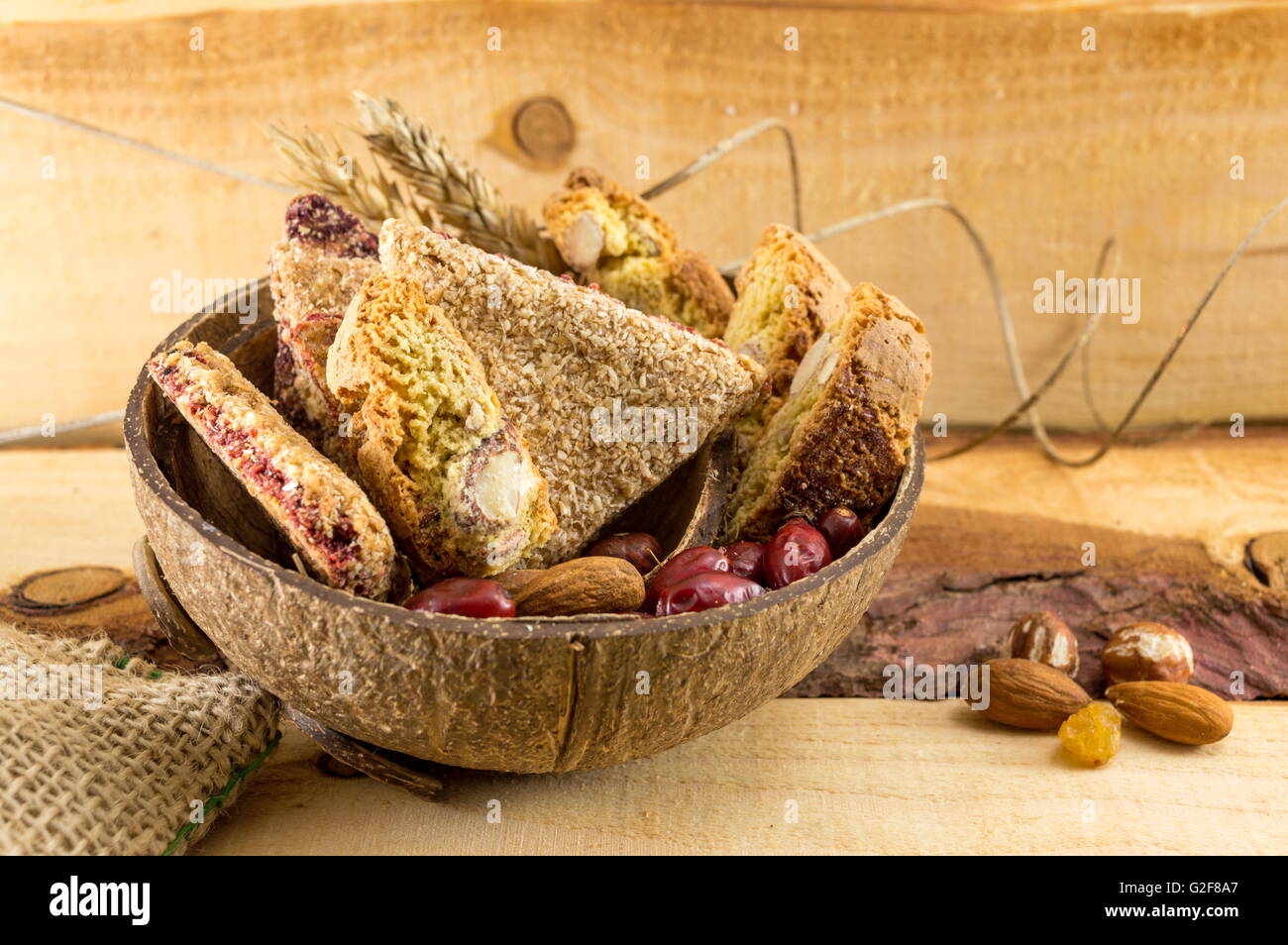 Partie intégrante des cookies aux amandes et cynorrhodons servi dans une noix de coco Banque D'Images
