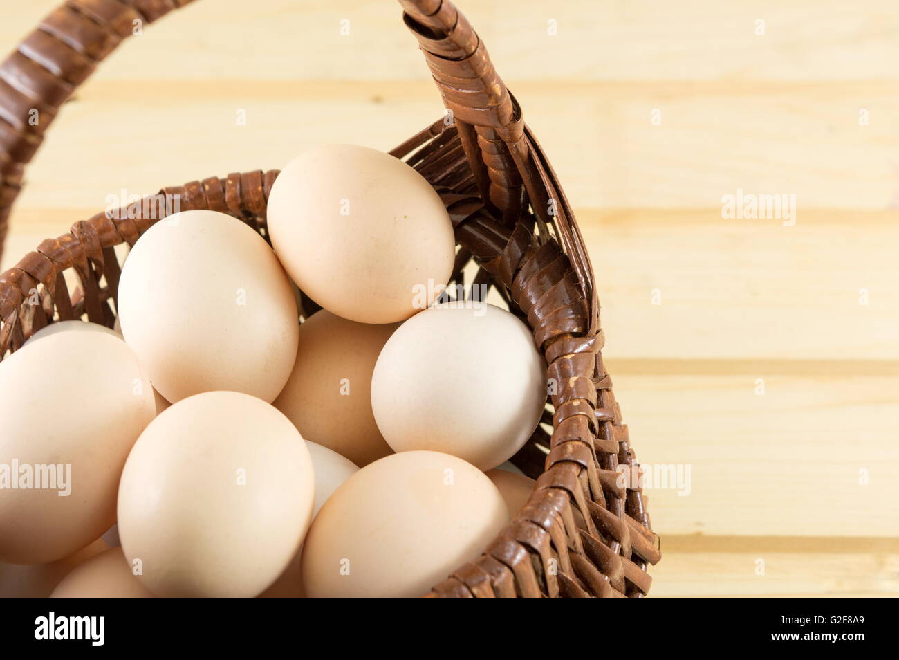 Des œufs frais dans un panier en bois Banque D'Images