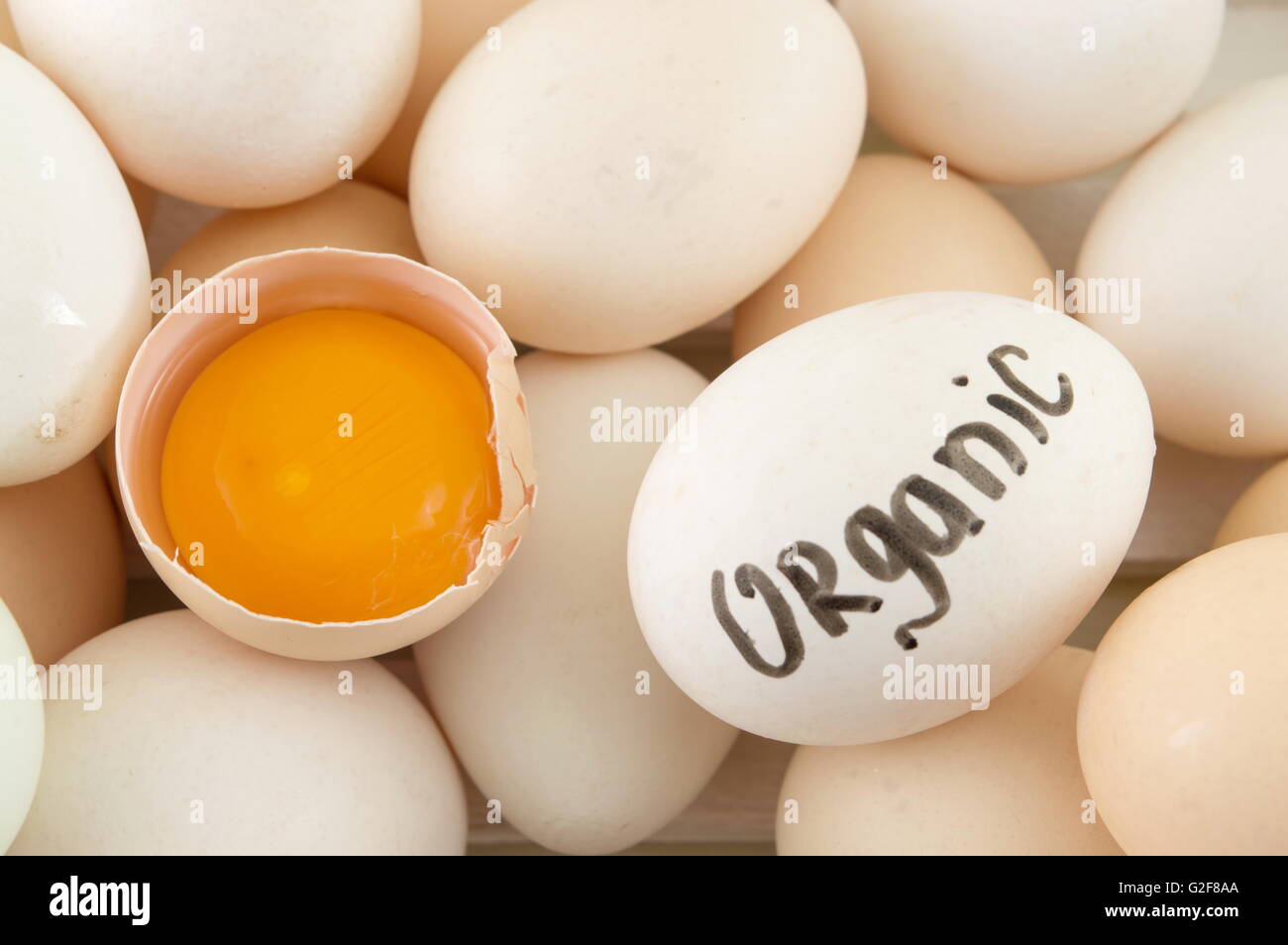Des œufs frais avec une cassée. Oeufs biologiques Banque D'Images