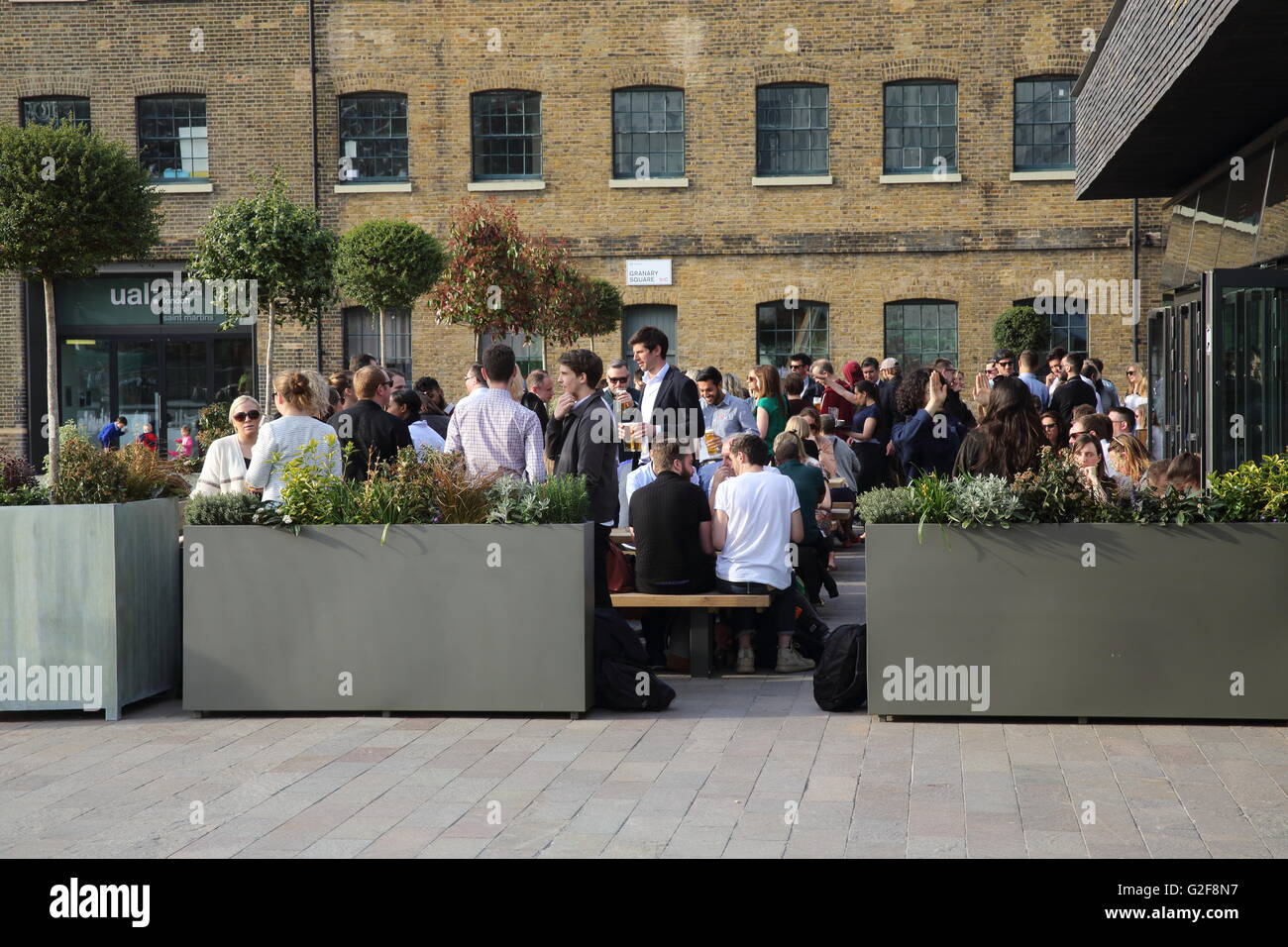 Le Lighterman gastro pub britannique moderne, sur la place du grenier, sur la succession de Kings Cross, dans le nord de Londres, Angleterre, RU Banque D'Images