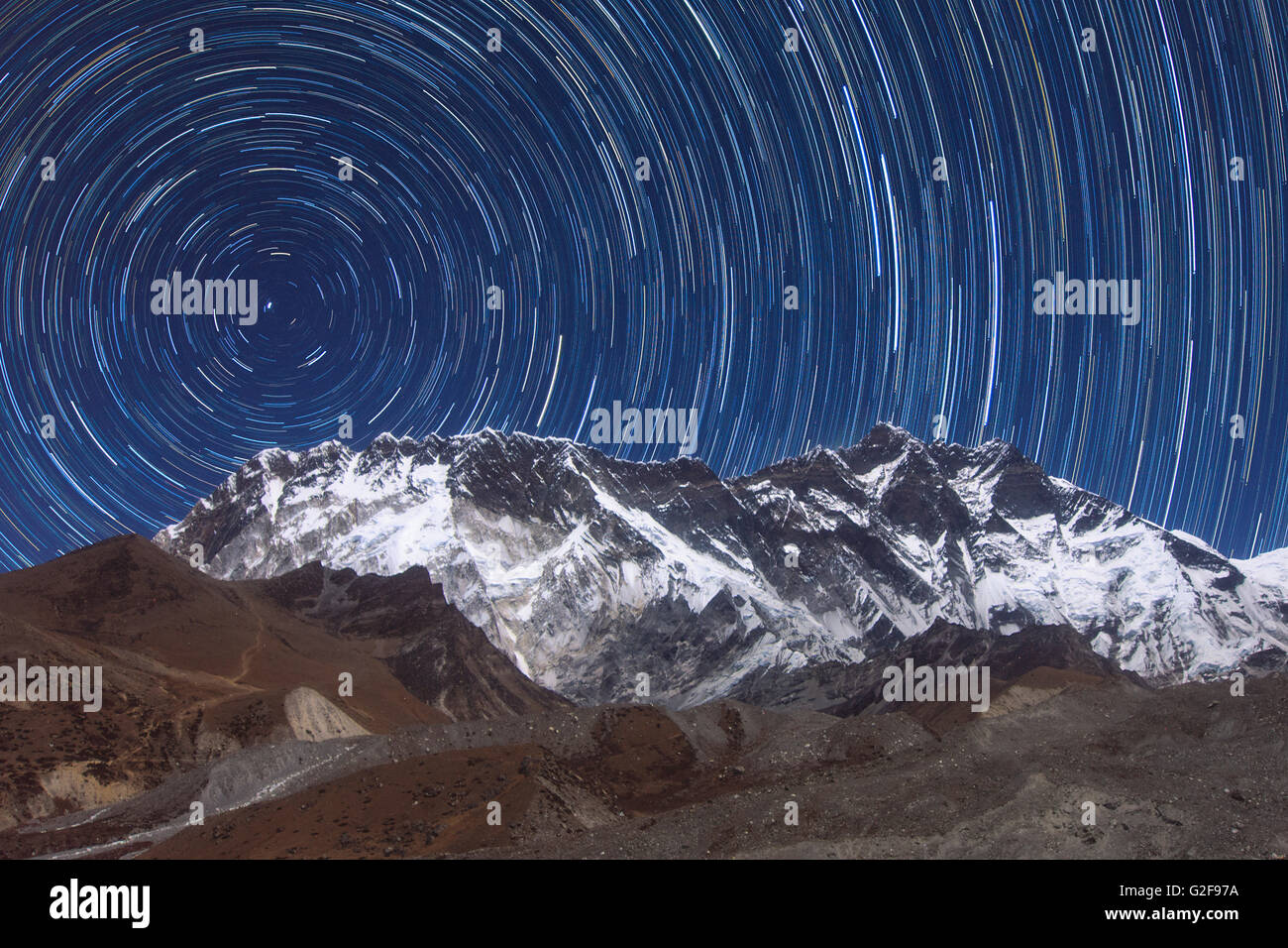 Une fois l'exposition à la capture d'image avec plus d'une heure de la rotation de la terre en forme d'étoiles en rotation (sky) autour de l'Amérique du celes Banque D'Images