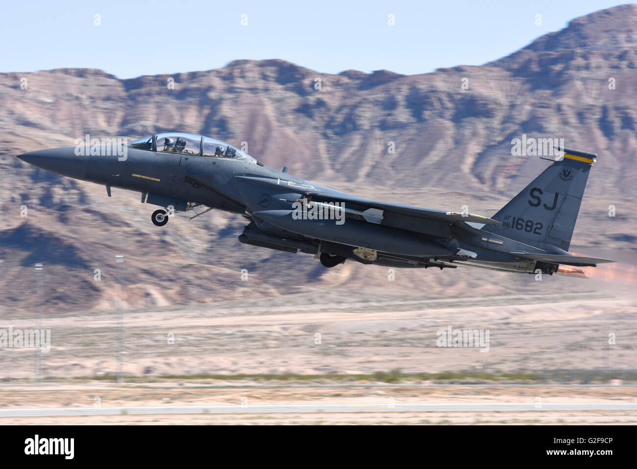 Un U.S. Air Force F-15E Strike Eagle du 366e Escadron de chasse, 4e Escadre de chasse, décollant de la Nellis Air Force Base, au Nevada Banque D'Images