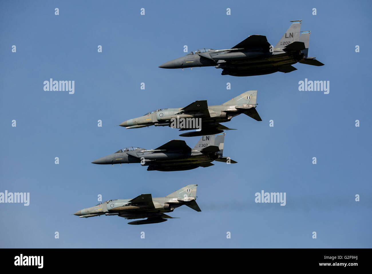 Une formation mixte de l'US Air Force F-15E Strike Eagle's et Hellenic Air Force F-4E Phantom's pendant l'exercice 2016 dans un INIOHOS Banque D'Images