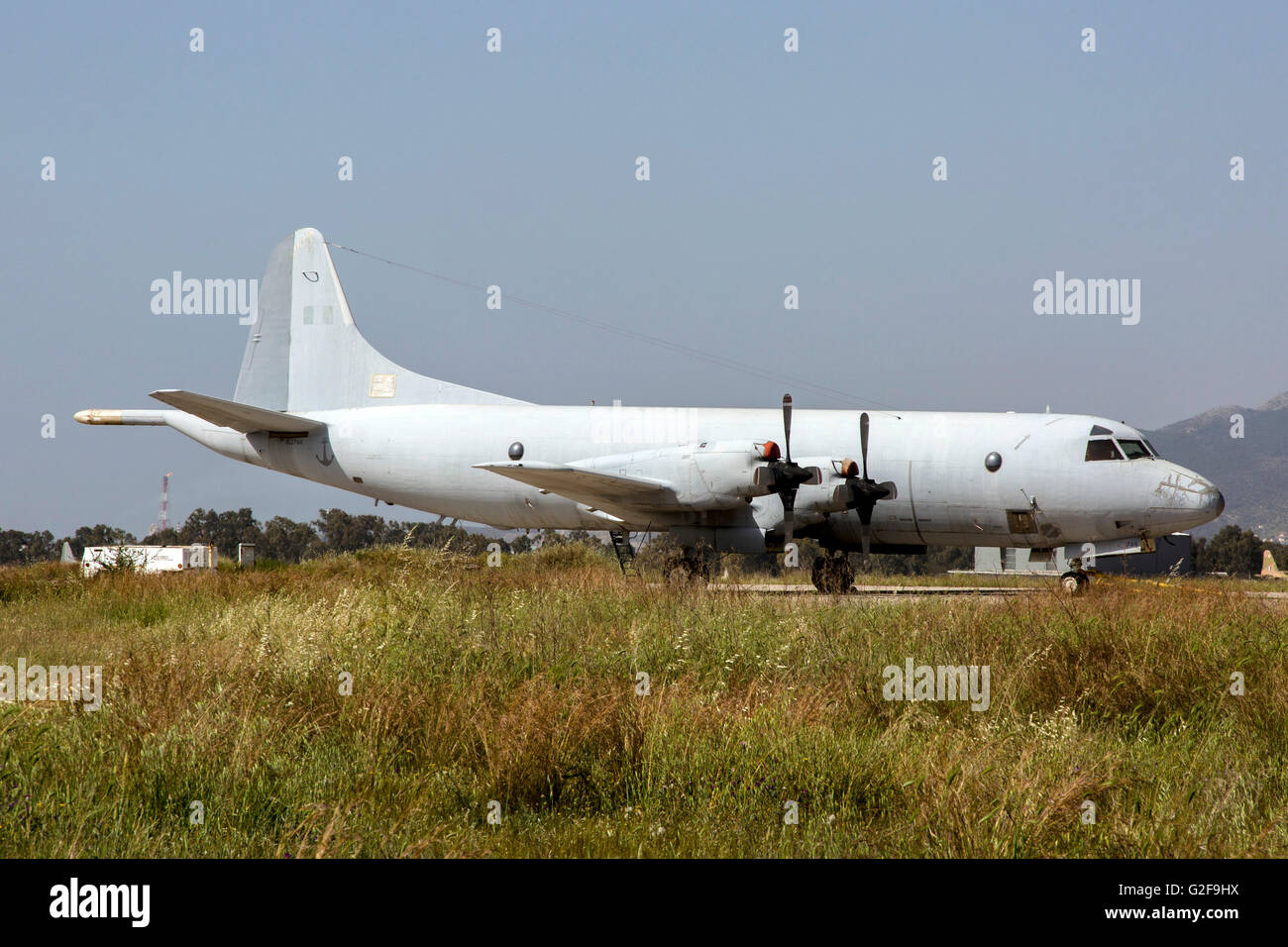 Un P-3 Orion de la marine hellénique AEW aéronef à une base aérienne en Grèce. Banque D'Images