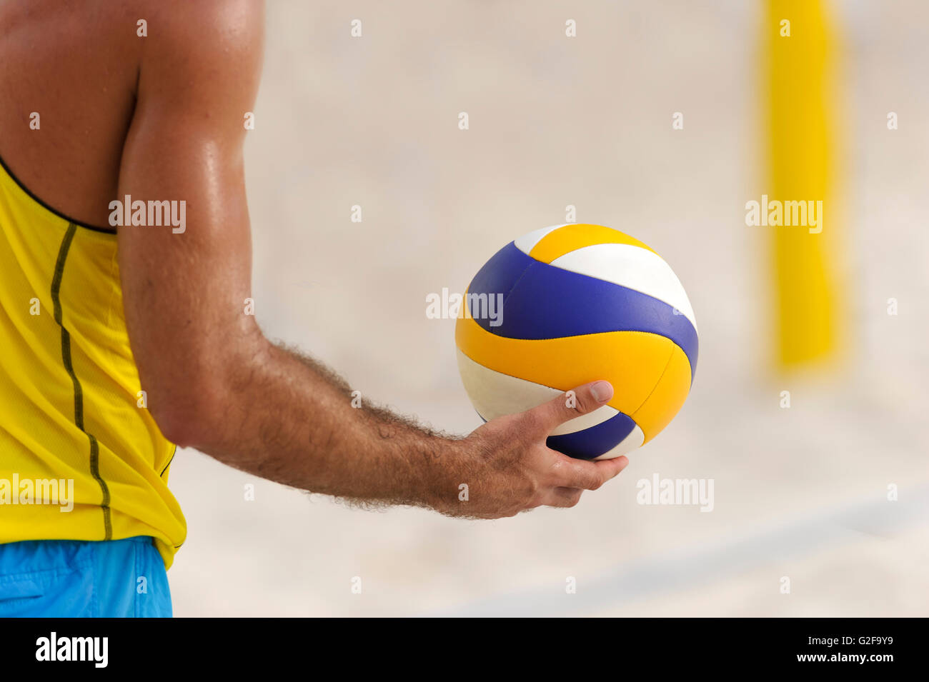 Joueur de volley-ball est un athlète masculin joueur de volley-ball à combler la balle. Banque D'Images