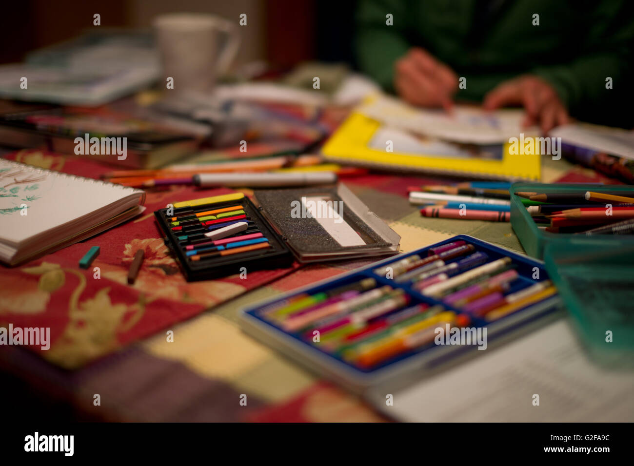 Le tableau rempli de fournitures artistiques Banque D'Images