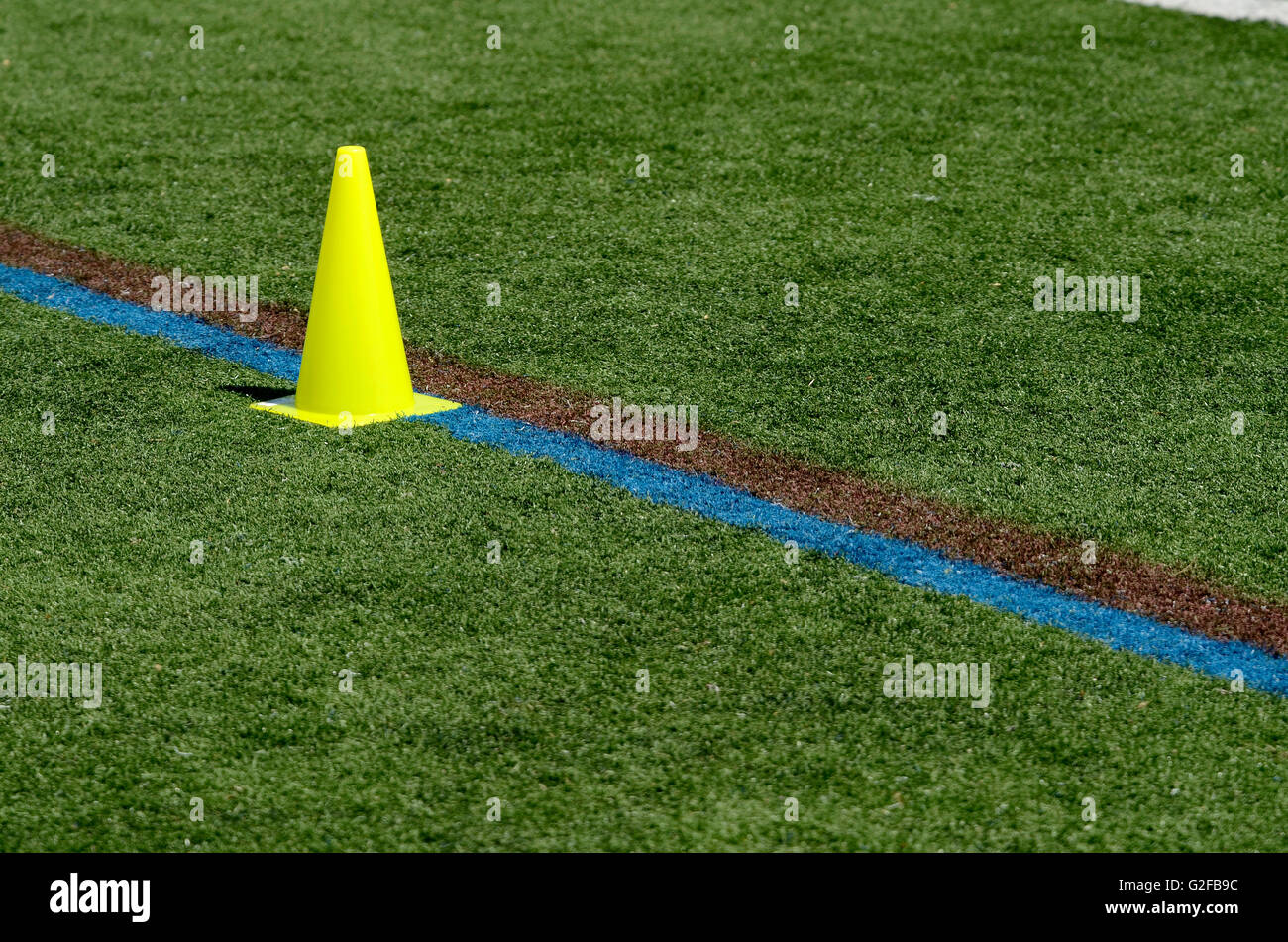 Pylône jaune sur terrain de sport Banque D'Images