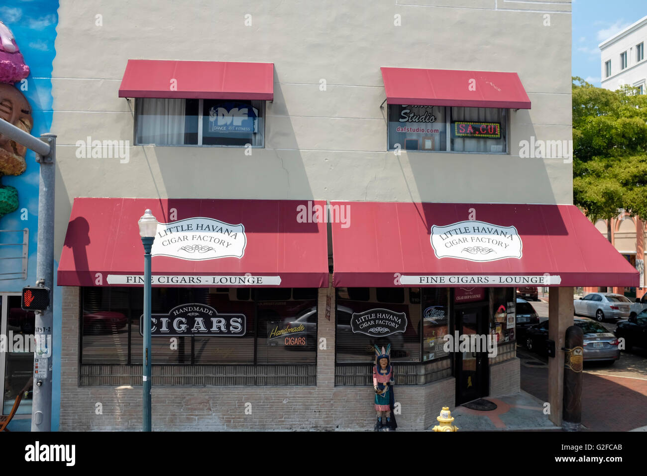 Salon de cigares sur la Calle Ocho (SW 8th Street) dans Little Havana, Miami, Floride, USA Banque D'Images