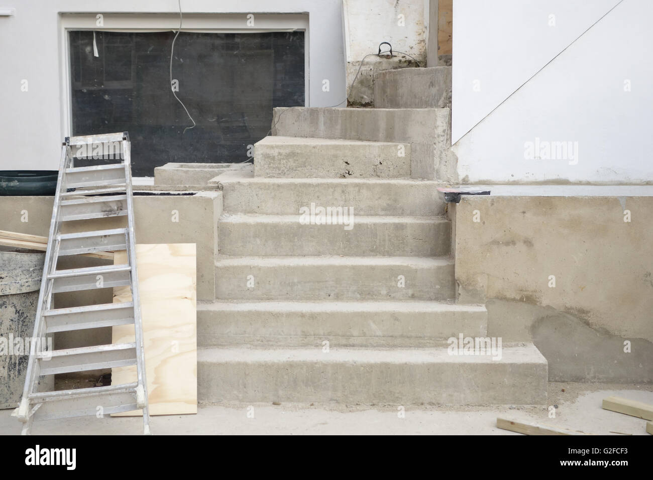 Travaux de construction inachevée ; escaliers et une échelle, dénudés, bois Banque D'Images