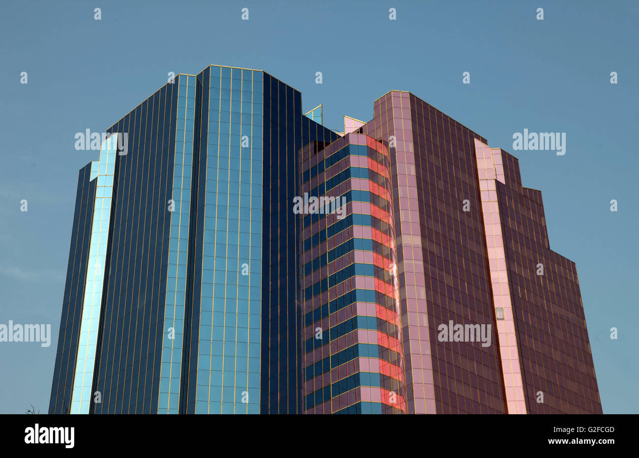 C'est une photo d'une tour de bureaux d'affaires à Hong Kong à Kowloon. Il est moderne et fait de verre de couleur rose et bleu Banque D'Images