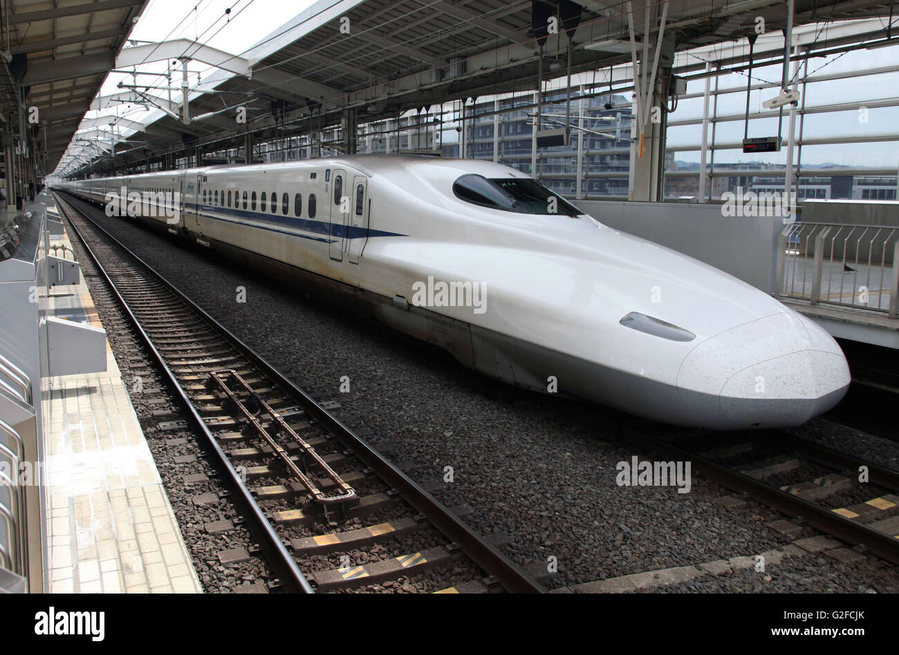 C'est une photo de l'Shinkansen japonais à la station de train au Japon. Nous pouvons voir un homme à la plate-forme Banque D'Images