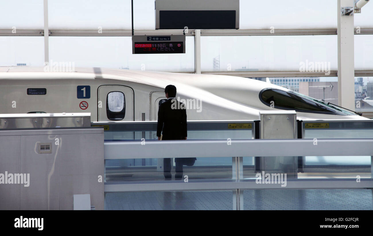 C'est une photo de l'Shinkansen japonais à la station de train au Japon. Nous pouvons voir un homme à la plate-forme Banque D'Images