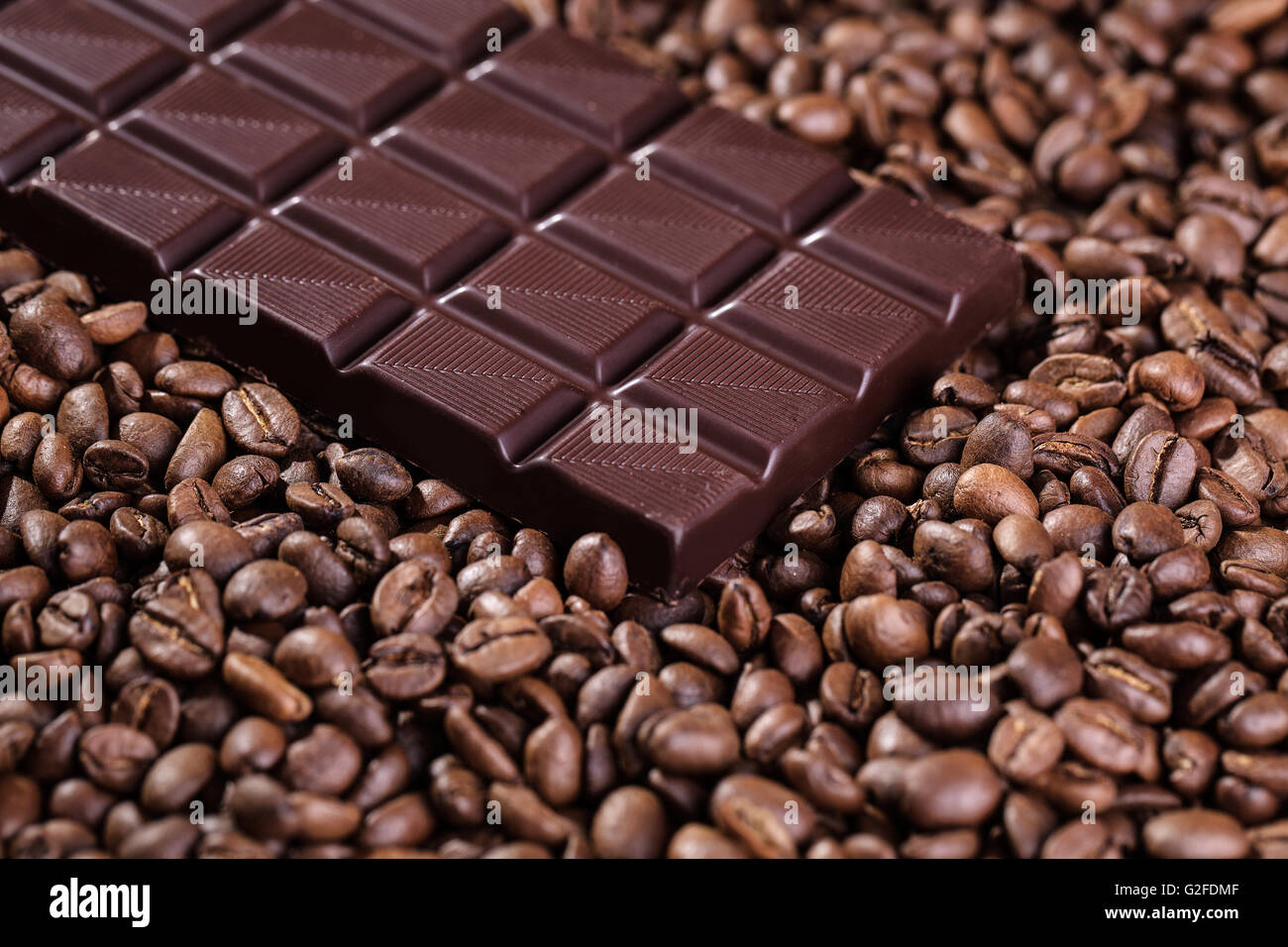 Des grains de café torréfiés et pile de chocolat Banque D'Images