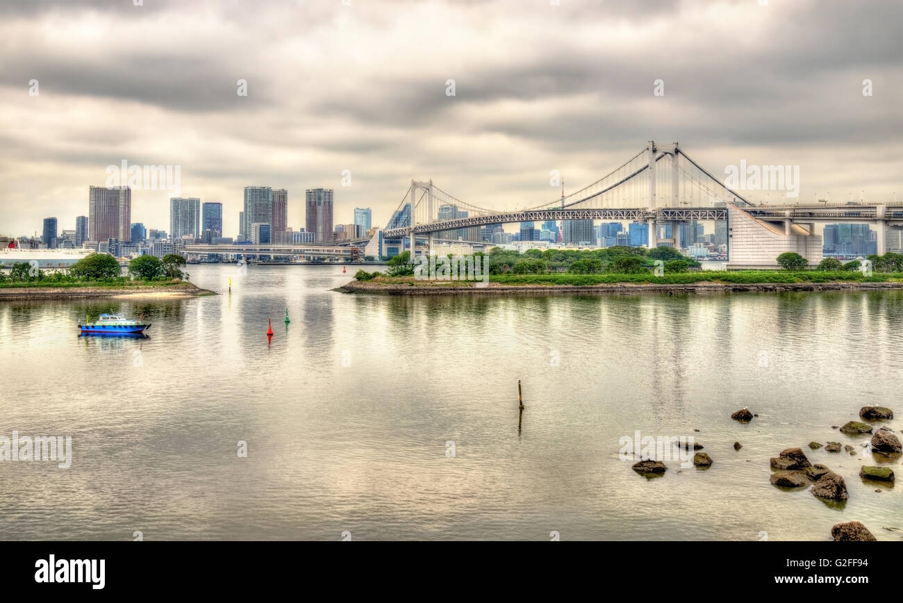La baie de Tokyo avec le pont en arc-en-ciel Banque D'Images