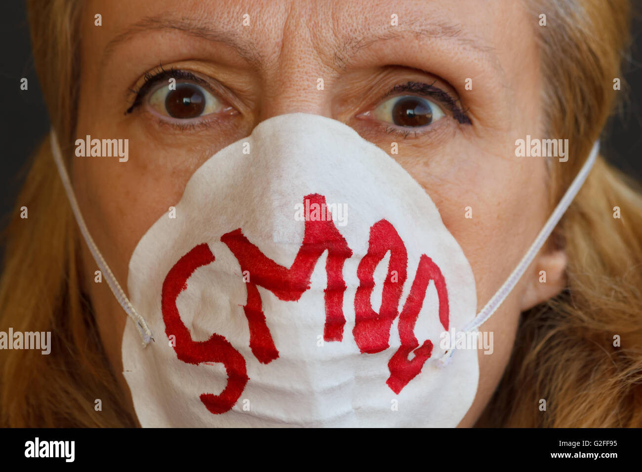 Yeux d'une femme est protégée contre le danger du smog portant un masque Banque D'Images