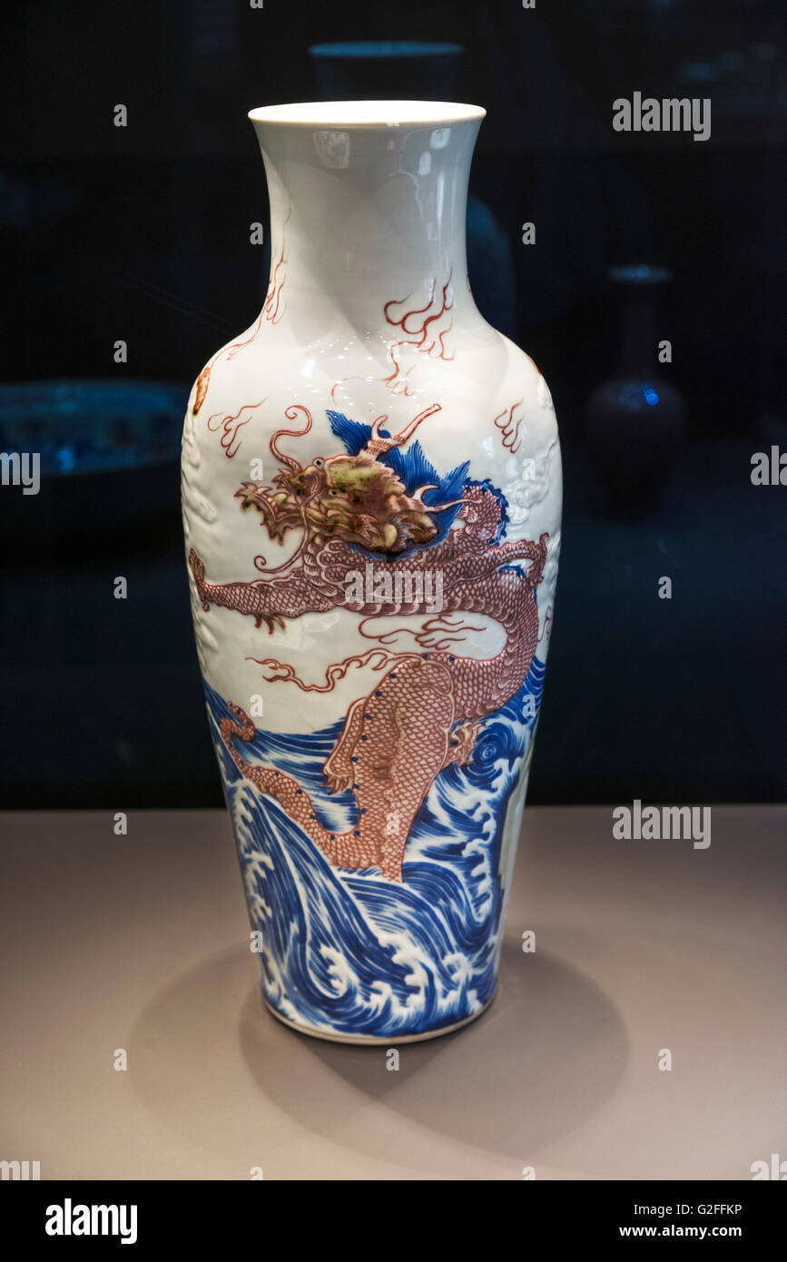 Grand vase en porcelaine de forme balustre avec zones peintes, sculptées en bas relief, l'Empereur Kangxi des Qing, 1681-1688, British Museum, Bloomsbury, London, England, UK Banque D'Images