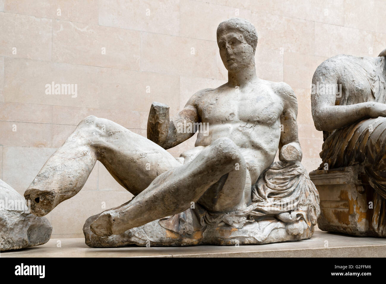 Statue en marbre du fronton est du Parthénon. La statue a été identifié comme Dionysos, le dieu du vin, mais Héraclès et Thésée ont également été suggérées. Les sculptures du Parthénon ou "Parthénon", la Grèce antique et à Rome, galeries, British Museum, Bloomsbury, London, England, UK Banque D'Images