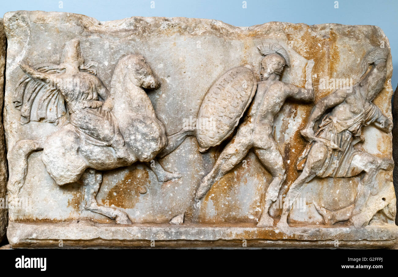 Plaque de marbre de la frise d'Amazon le mausolée de Halikarnassos, c.350BC. C'est combat entre les Grecs et les Amazones. British Museum, Bloomsbury, London, England, UK Banque D'Images