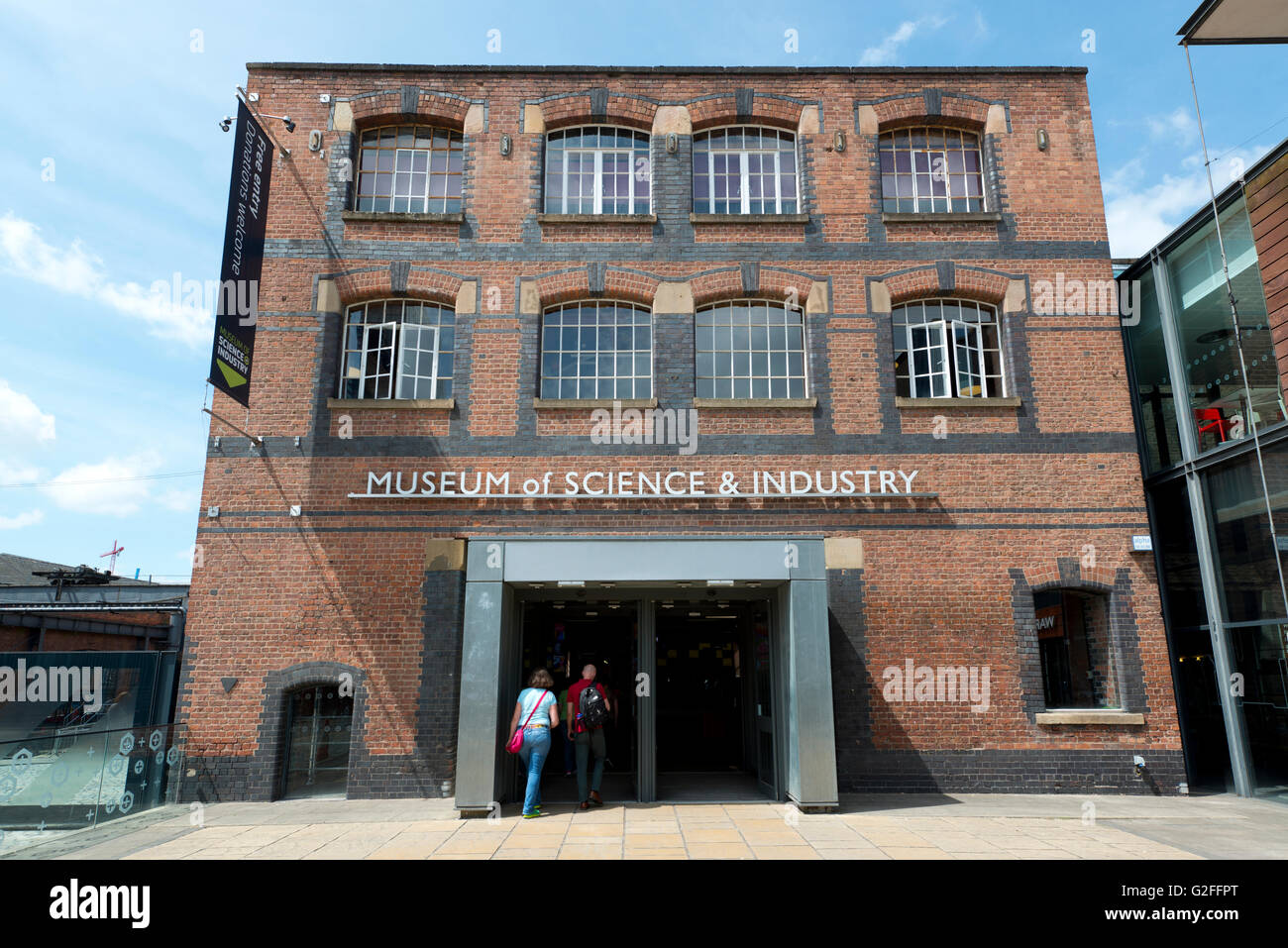 Les visiteurs pénètrent dans le Musée des sciences et de l'industrie touristique du patrimoine MOSI aka à Manchester, au Royaume-Uni. Banque D'Images
