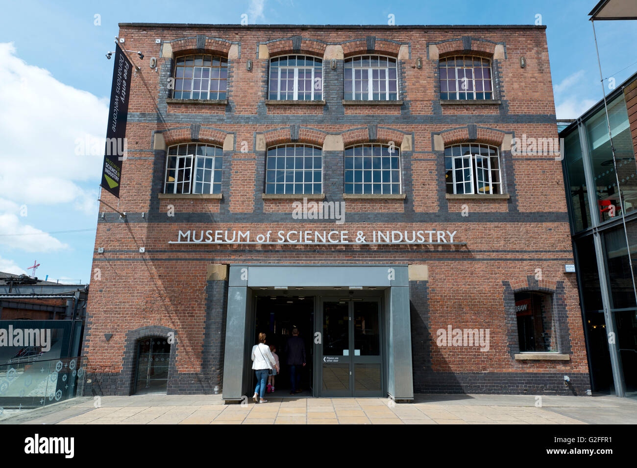 Les visiteurs pénètrent dans le Musée des sciences et de l'industrie touristique du patrimoine MOSI aka à Manchester, au Royaume-Uni. Banque D'Images