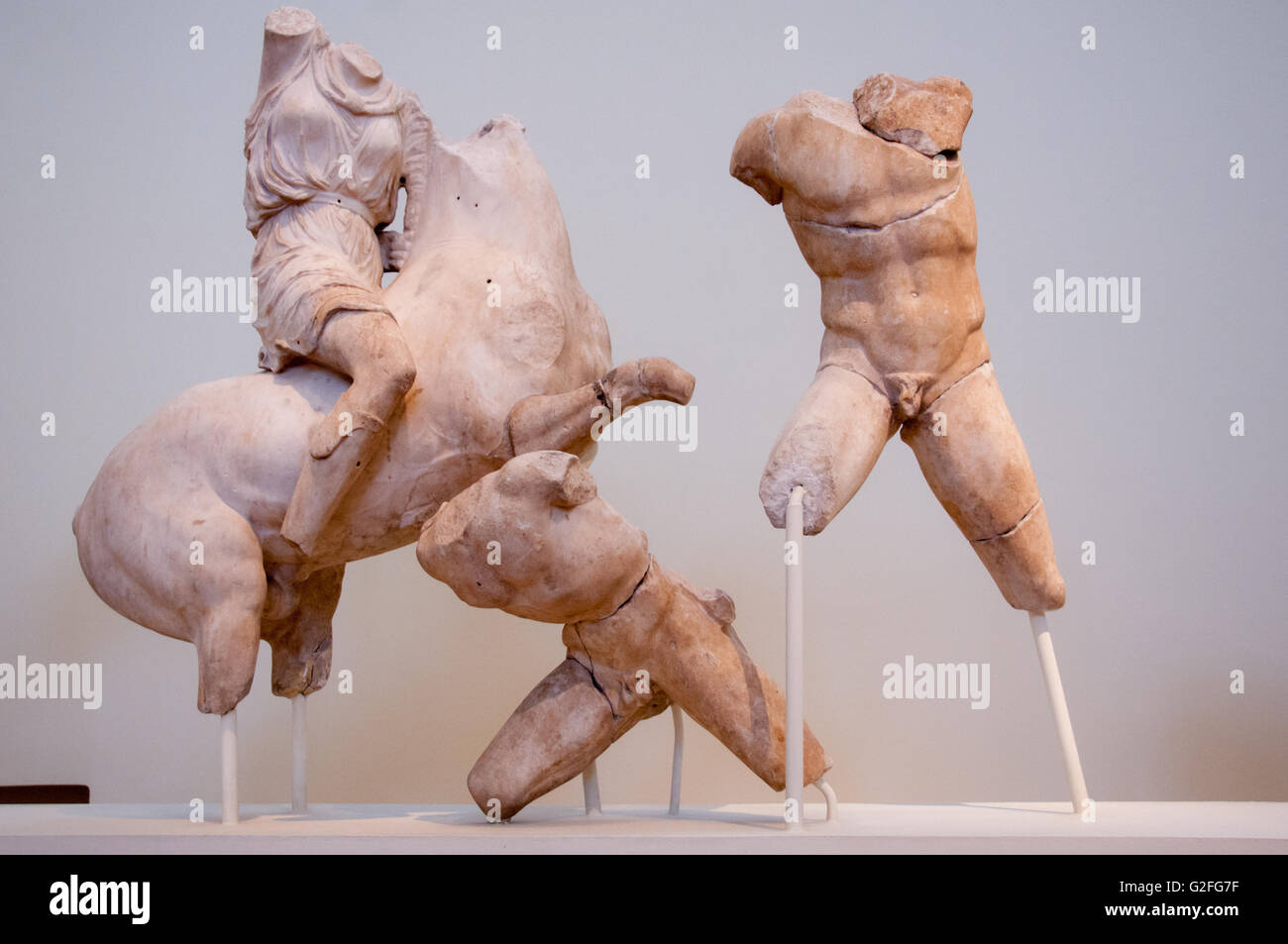 Sculptures en marbre statues incomplètes cassée au Musée National Archéologique d'Athènes, Grèce Banque D'Images