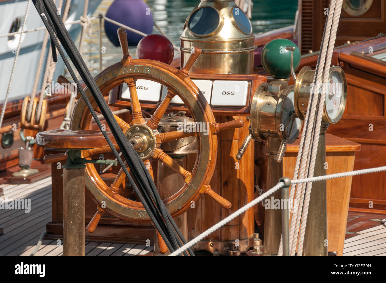 Classique en bois vintage volant à la location à quai à Zea Marina à Athènes, Grèce. Banque D'Images
