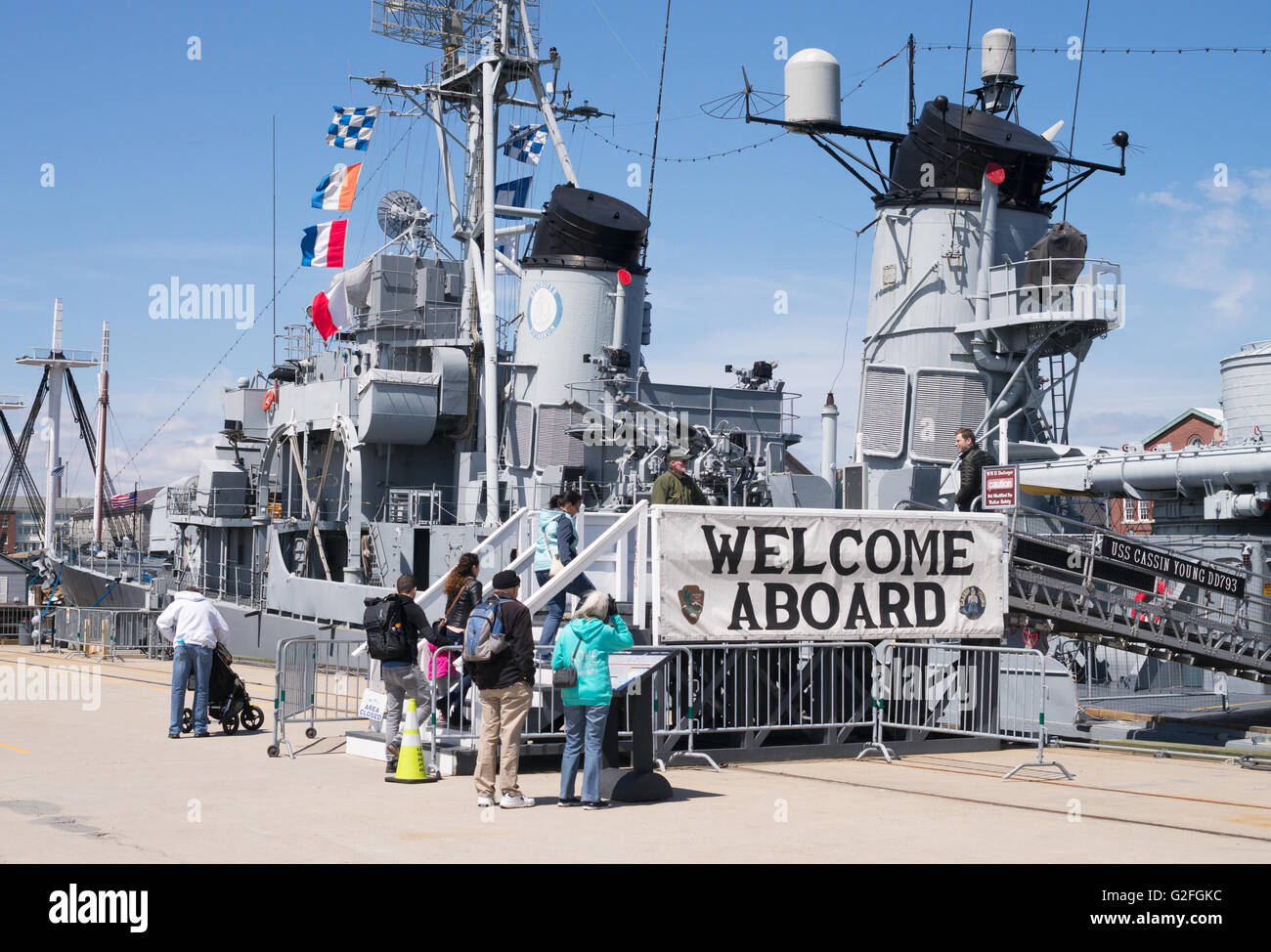 L'embarquement de jeunes visiteurs USS Cassin, Charlestown Navy Yard, Boston, Massachusetts, USA Banque D'Images