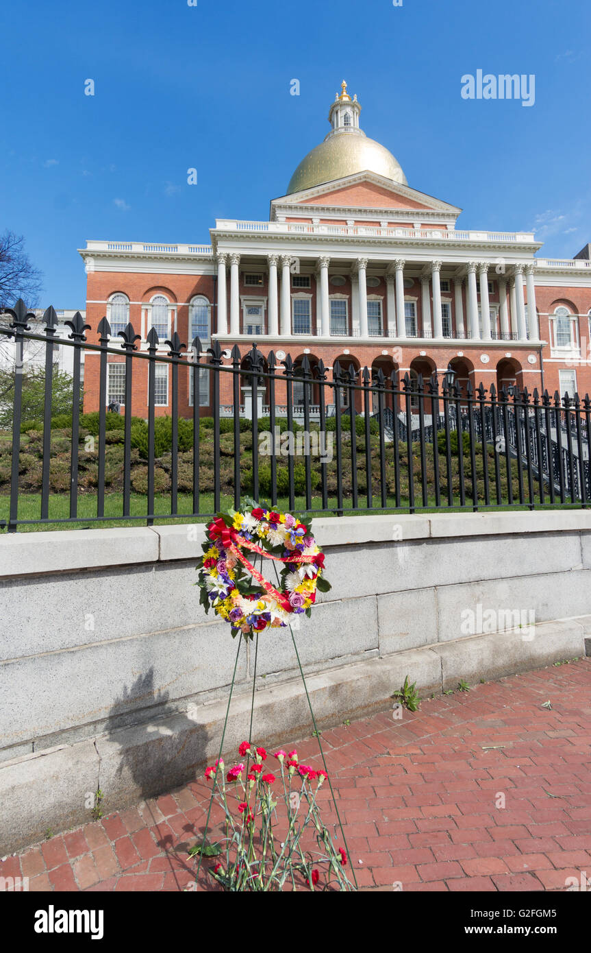 Gerbe de fleurs en commémoration de United States Workers' Memorial Day, Massachusetts State House, Boston, Massachusetts, USA Banque D'Images