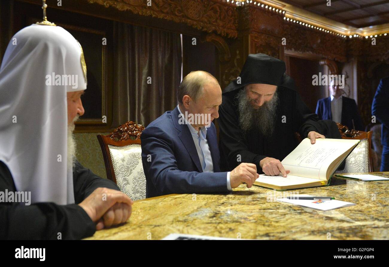 Le président russe Vladimir Poutine rejoint Patriarche orthodoxe russe Kirill à la bibliothèque de la Fédération Saint monastère Panteleimon lors d'un voyage à la communauté monastique chrétienne orthodoxe autonome du Mont Athos, 28 mai 2016 à Karyes, Mont Athos, Grèce. Poutine fête ses 1 000 ans de présence russe sur le mont Athos. Banque D'Images