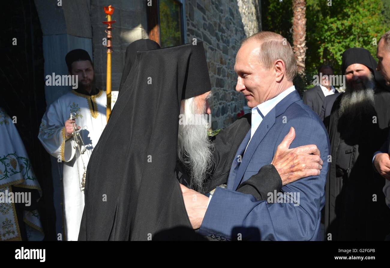 Le président russe Vladimir Poutine est accueilli par les chefs religieux au cours d'un voyage à la communauté monastique chrétienne orthodoxe autonome du Mont Athos, 28 mai 2016 à Karyes, Mont Athos, Grèce. Banque D'Images