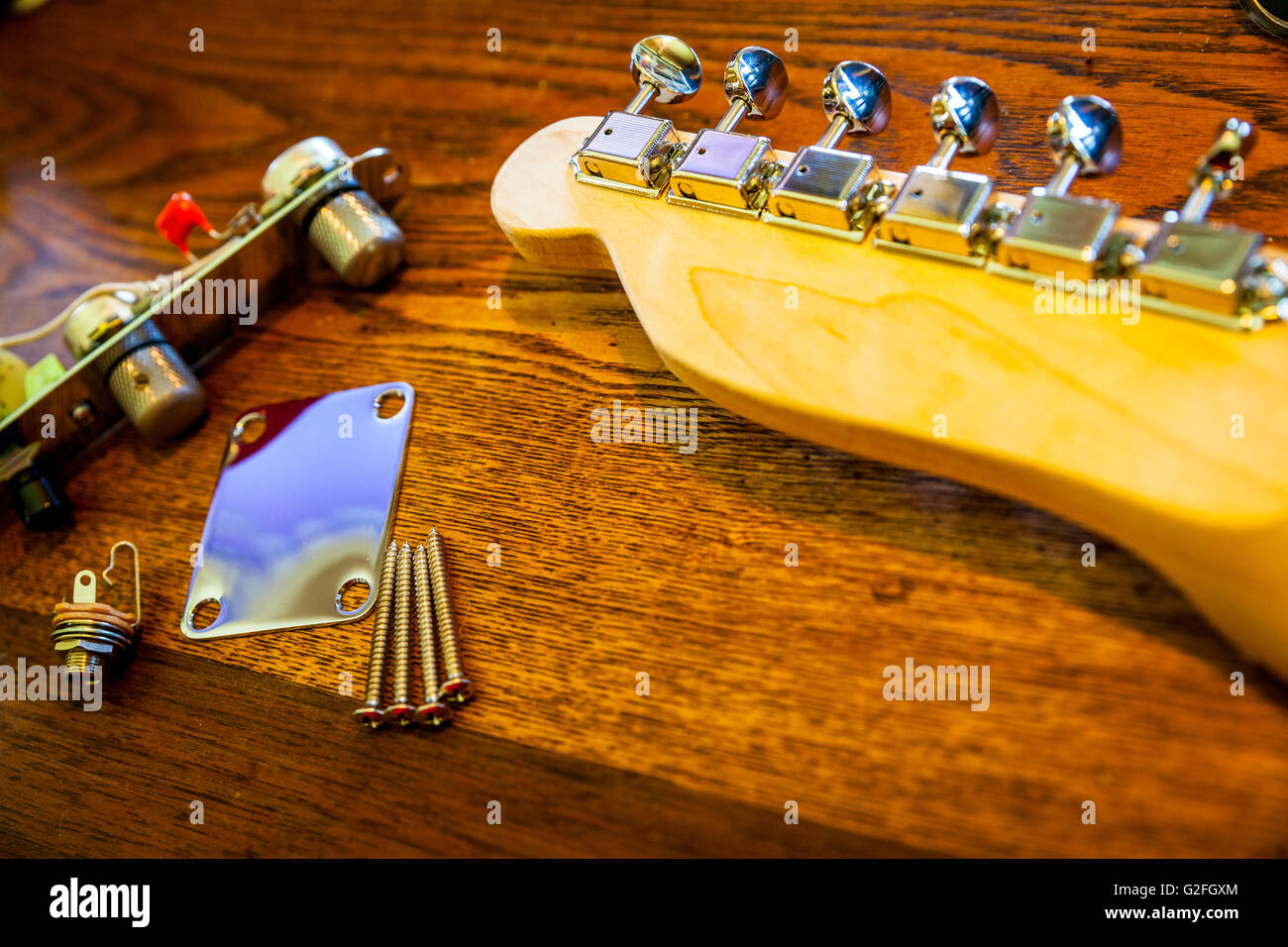 Parties de guitare , Guitare, boutons, commutateurs, cou plaque, vis, jack  pour une Fender Telecaster Photo Stock - Alamy