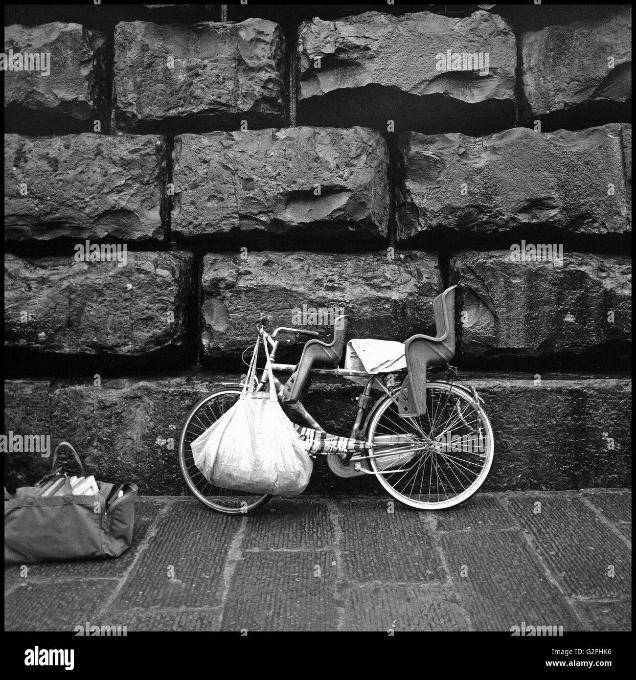 Location avec grand sac Leaning Against Wall, Italie Banque D'Images